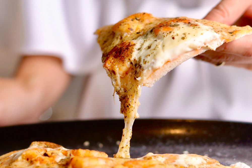 Deliciosa fatia de pizza com queijo derretido
